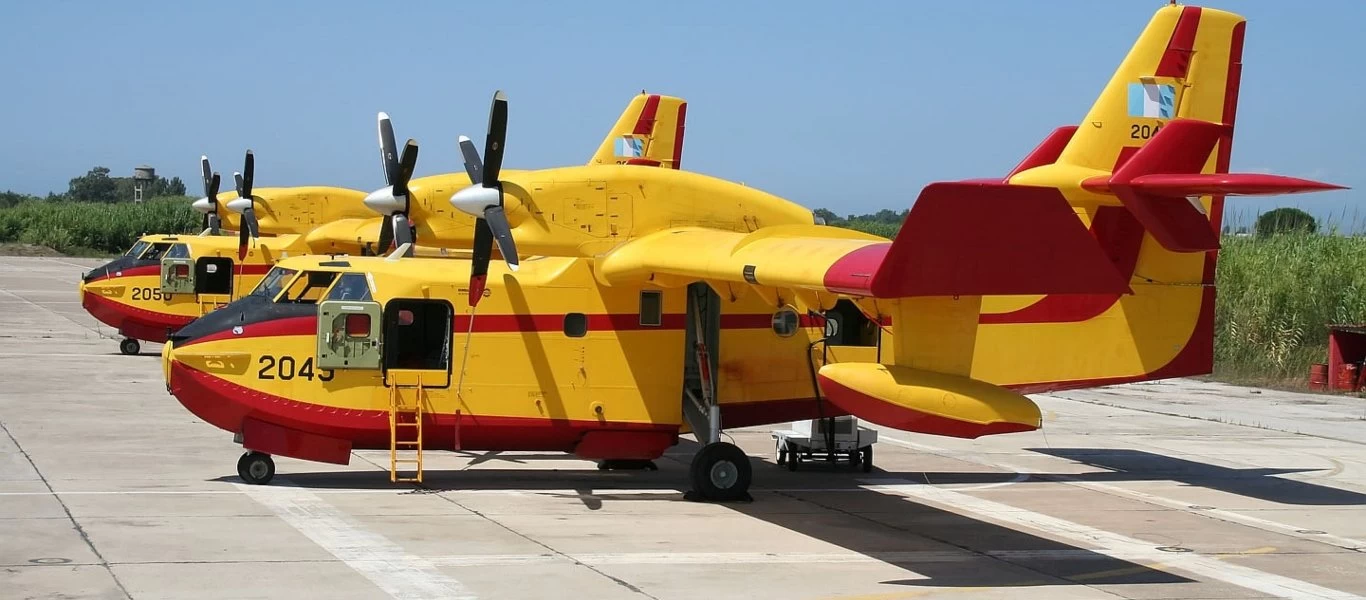 Απίστευτο βίντεο μέσα από Canadair - Επικίνδυνη βουτιά στις φλόγες (βίντεο)